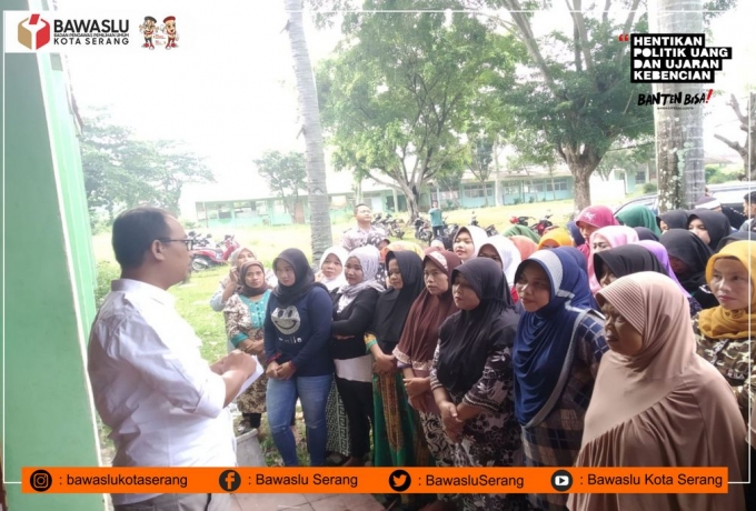 Momen Saat Bawaslu Kota Serang Memberikan Pengarahan Terhadap Pelipat Surat Suara 