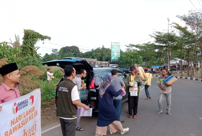 Peringati HUT Bawaslu Ke 15, Bawaslu Kota Serang Bagikan Takjil Gratis