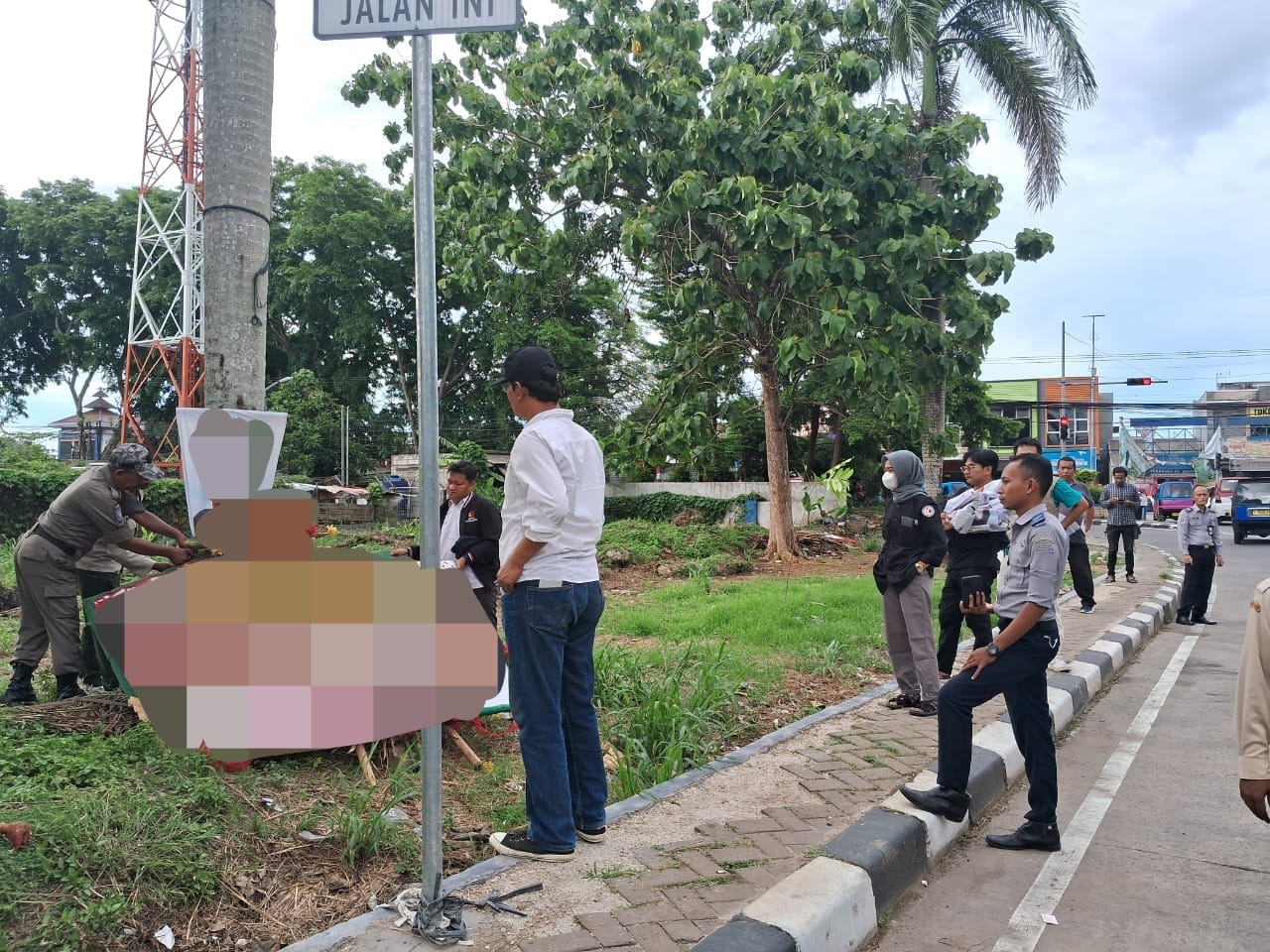 Bawaslu Kota Serang saat pengawasan penertiban 19 Banner di terminal Pakupatan, Rabu (24/01/24).