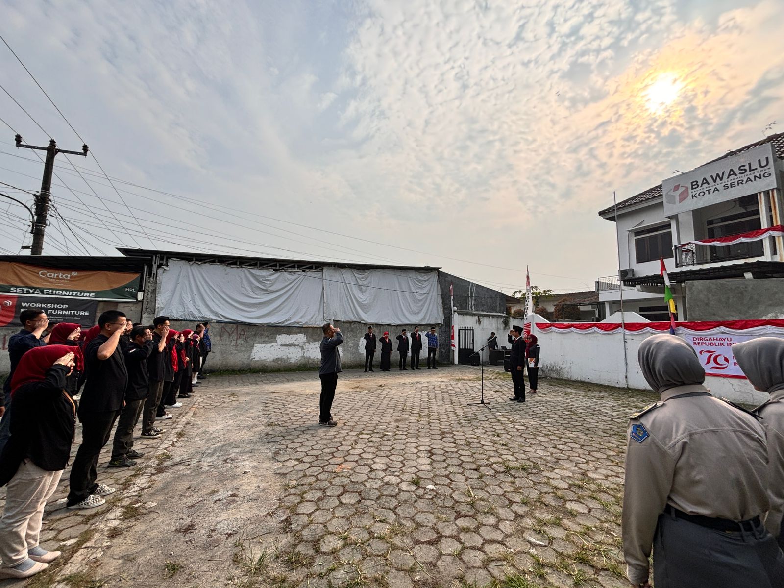 Bawaslu Kota Serang melaksanakan Upacara Hari Ulang Tahun Republik Indonesia ke 79 di Kantor Bawaslu Kota Serang pada Sabtu, 17 Agustus 2024.